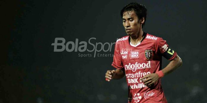   Gelandang sekaligus kapten Bali United, Fadil Sausu, saat menghadapi Perseru Serui dalam laga peka
