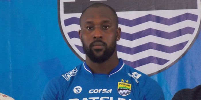 Penyerang Carlton Cole saat pertama kali diperkenalkan sebagai pemain Persib musim 2017. 