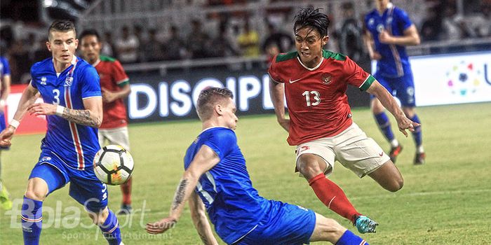  Gelandang timnas Indonesia, Febri Hariyadi (kanan), berupaya melewati hadangan pemain timnas Island