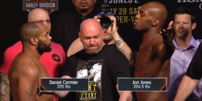 Daniel Cormier (kiri) dan Jon Jones (kanan) pernah dua kali bertanding di UFC. Jones selalu menang namun kemenangan keduanya dibatalkan karena kasus doping.