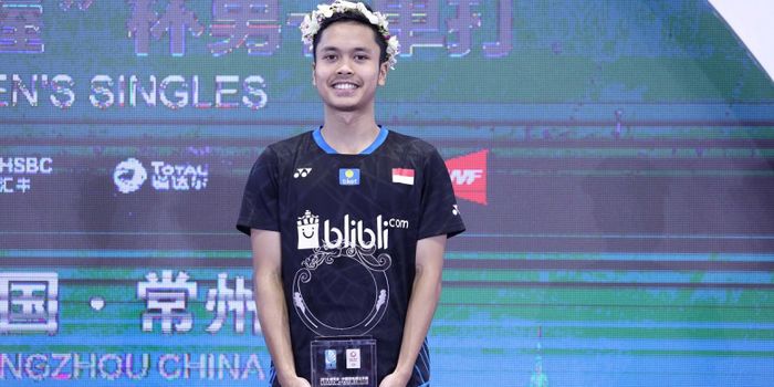 Pebulu tangkis tunggal putra Indonesia, Anthony Sinisuka Ginting, berpose di atas podium juara China Open 2018.