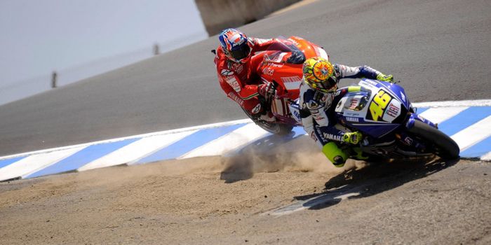  Valentino Rossi meng-overtake Casey Stoner di tikungan corkscrew Sirkuit Laguna Seca, AS, pada tahun 2008.
