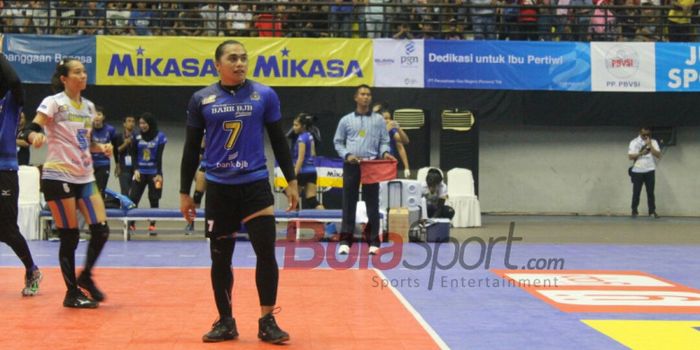 Aprilia Manganang (biru) saat memperkuat dim Bandung Bank BJB Pakuan di gran final Proliga 2018, Min