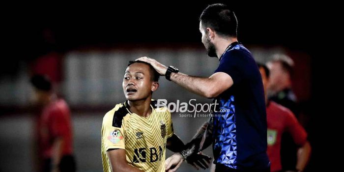 Pemain Bhayangkara FC, Sani Rizki Fauzi, menerima instruksi dari pelatih Simon McMenemy pada laga ko