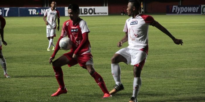 Eks winger Arema asal Singapura, Muhammad Ridhuan (merah) mencoba menjauhkan bola dari Toni Sucipto 