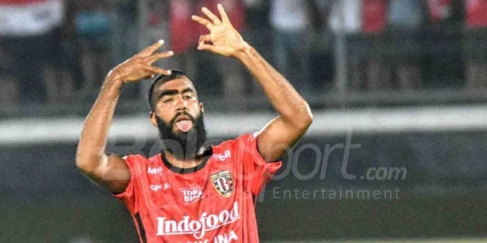  Selebrasi penyerang Bali United, Sylvano Comvalius seusai membobol gawang Arema FC pada pertandinga