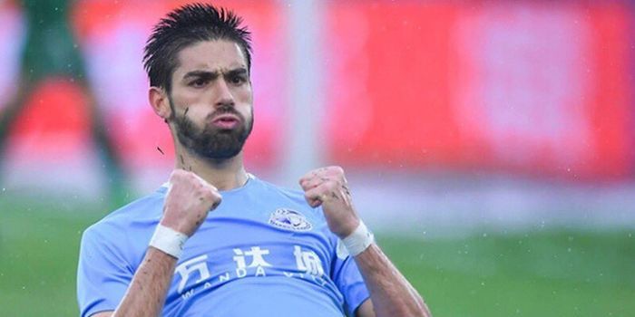 Ekspresi pemain sayap, Dalian Yifang, Yannick Carrasco seusai mencetak gol pada Liga Super China