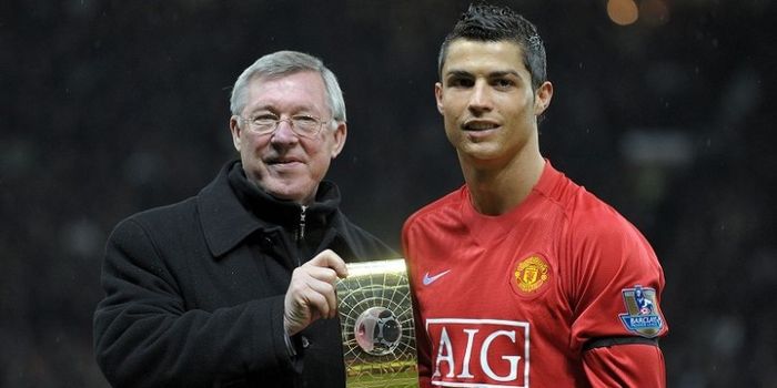 Cristiano Ronaldo (kanan) berpose dengan pelatihnya di Manchester United, Sir Alex Ferguson, sambil 