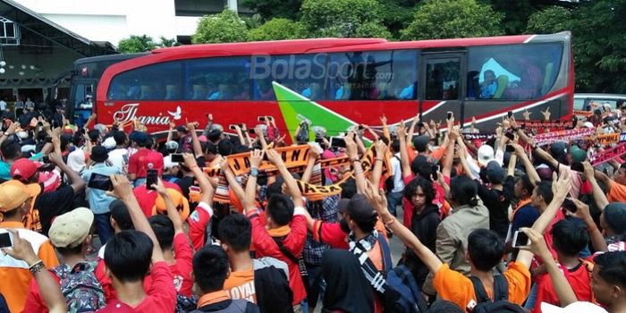  The Jakmania menyambut kedatangan bus tumpangan pemain Persija Jakarta di Stadion Manahan Solo, Jum