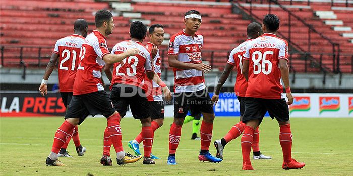 Gelandang Madura United, Asep Berlian (ketiga dari kanan), saat tampil melawan PS Tira Bantul pada p