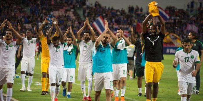 Para pemain timnas Arab Saudi merayakan kemenangan atas timnas Thailand dalam laga kualifikasi Piala Dunia.