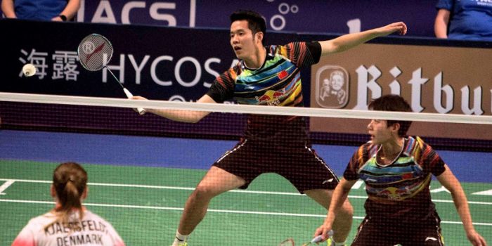 Pasangan ganda campuran China He Jiting/Du Yue saat tampil pada babak final Bitburger Badminton Open