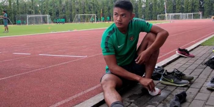 Striker Dimas Drajad menepi dari latihan timnas U-19 di Stadion Universitas Negeri Yogyakarta (UNY).