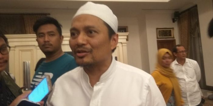 Manajer Barito Putera, Hasnuryadi Sulaiman, berbincang kepada wartawan di kediamannya, Kebayoran Baru.
