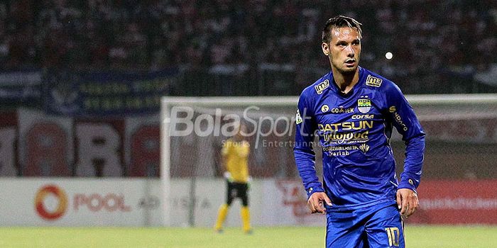   Gelandang Persib Bandung, Raphael Maitimo, saat tampil melawan Madura United dalam laga pekan ke-1
