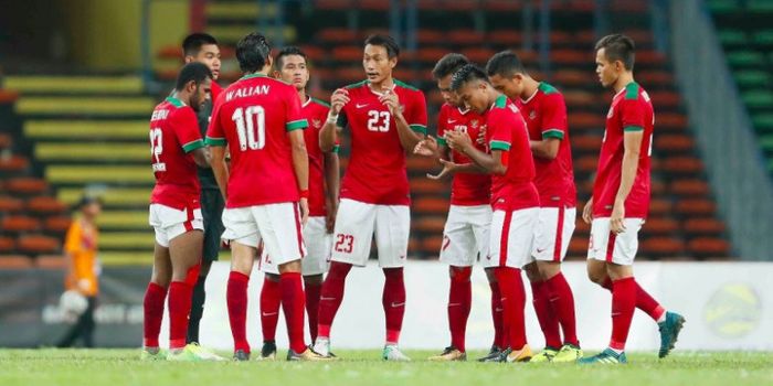  Kapten sekaligus bek tengah timnas U-22 Indonesia, Hansamu Yama (23) memimpim diskusi skuat Garuda 