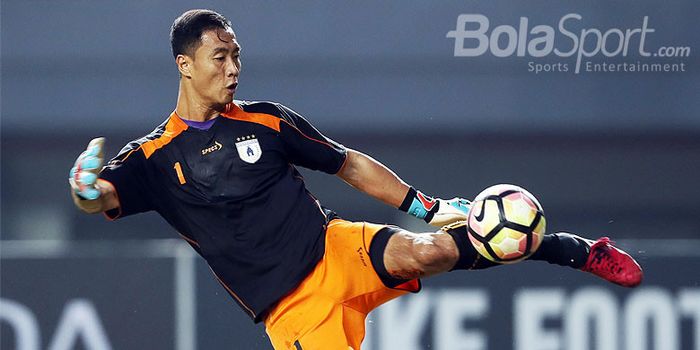 Aksi kiper Persipura, Yoo Jae-hoon, saat tampil melawan Persija Jakarta dalam laga lanjutan Liga 1