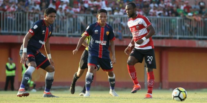  Gelandang Madura United, Zah Rahan, berusaha melewati pemain Selangor FA, Evan Dimas, dalam laga uj