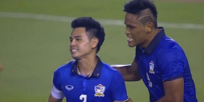 Bek Thailand, Theeratorn Bunmathan (kiri), merayakan gol ke gawang Myanmar pada laga semifinal PialA AFF 2018.