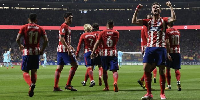 Gelandang Atletico Madrid, Saul Niguez, merayakan gol yang ia cetak bersama rekan setimnya dalam lag