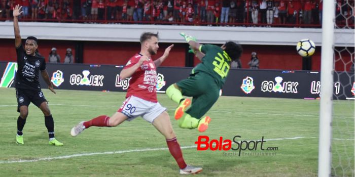  Kiper PSIS, Jandia Eka Putra yang 'terbang' saat mengantisipasi bola dari penyerang Bali United, Me