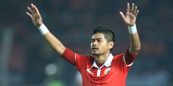   Kapten sekaligus striker Persija, Bambang Pamungkas mengangkat tangannya seusai timnya menjamu PS 