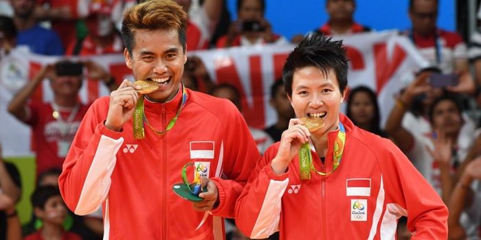 Pasangan ganda campuran Indonesia, Tontowi Ahmad/Liliyana Natsir, berfoto dengan medali emas Olimpia