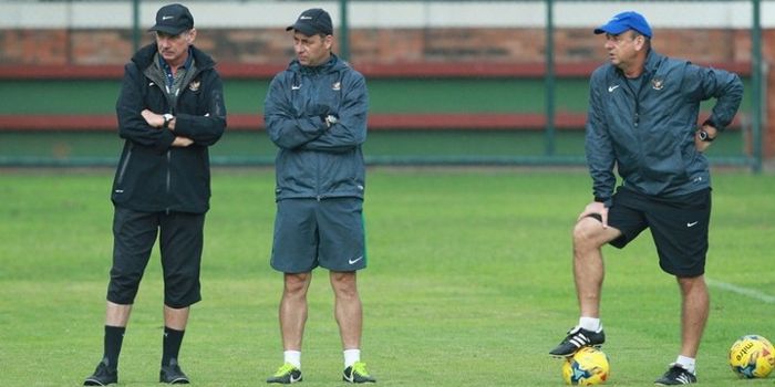 Pelatih timnas Indonesia, Alfred Riedl (kiri) bersama dua asistennya, Wolfgang Pikal (tengah) dan Ha