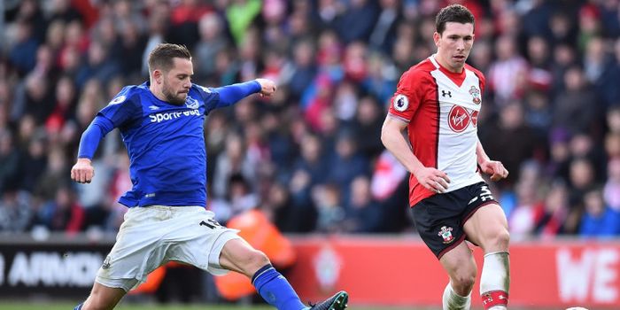 Gelandang Everton, Gylfi Sigurdsson (kiri), berduel dengan pemain Southampton, Pierre-Emile Hojbjerg