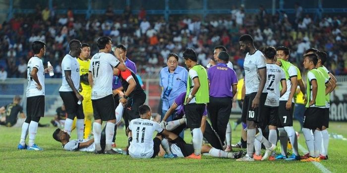 Para pemain T-Team saat jeda menuju babak tambahan waktu kala menjamu Terengganu FA pada laga putara