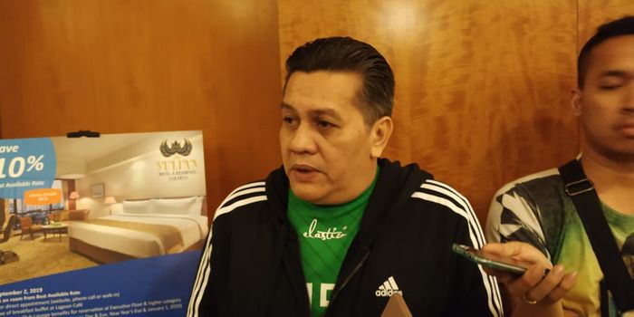 Anggota Komite Eksekutif (Exco) PSSI, Gusti Randa, menjawab pertanyaan wartawan di Hotel Sultan, Jakarta.