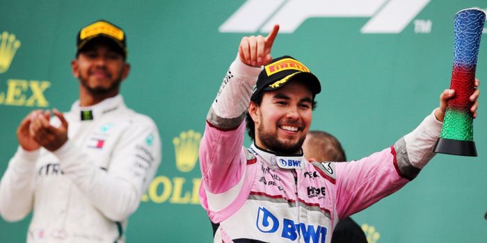 Pebalap Force India, Sergio Perez (kanan), merayakan keberhasilannya meraih podium pada seri balap G