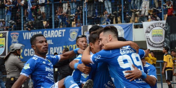 Para pemain Persib Bandung merayakan gol Atep ke gawang Arema FC pada laga Liga 1 2018 di Stadion Gelora Bandung Lautan Api (GBLA), Bandung.