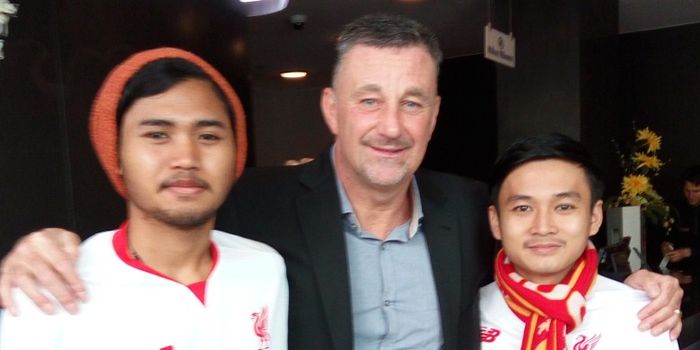 Legenda Liverpool, John Aldridge, berfoto dengan dua fans asal Indonesia.  