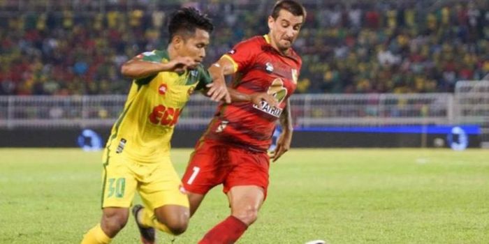    Winger Kedah FA, Andik Vermansah duel dengan gelandang Negeri Sembilan, Flavio Beck Junior pada l