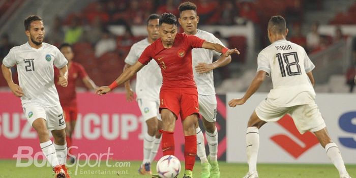  Aksi pemain timnas Indonesia, Alfath Fathier saat menghadapi timnas Timor Leste, pada laga kedua fa