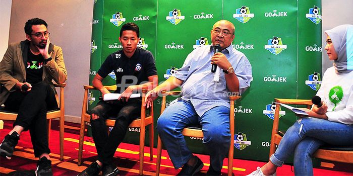 General Manager Arema FC, Ruddy Widodo (kedua dari kanan) berbicara kepada media didampingi VP Corpo