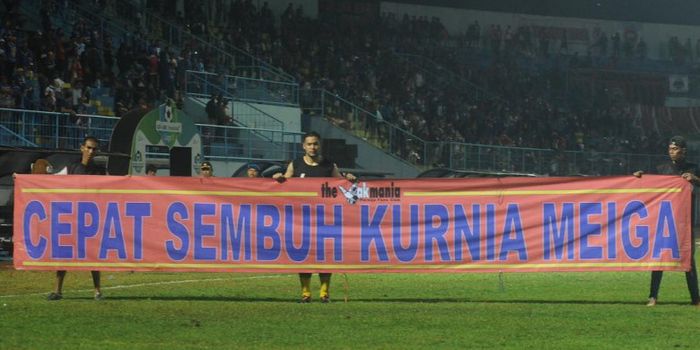 Bentuk dukungan dari kiper Persija Jakarta Andritany Ardhiyasa untuk kiper Arema FC Kurnia Meiga