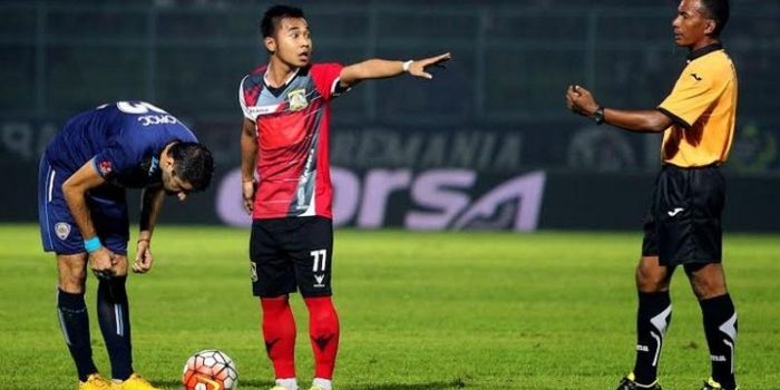 Pemain Persiba Balikpapan, Rahel Radiansyah saat menghadapi Arema di Stadion Kanjuruhan, Kab Malang,