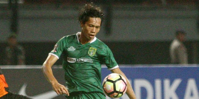 Penyerang Persebaya, Rishadi Fauzi melakukan selebrasi usai mencetak gol bagi timnya.