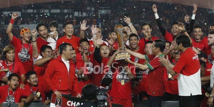      Para pemain Persija Jakarta menerima trofi Piala Presiden 2018 setelah mengalahkan Bali United 