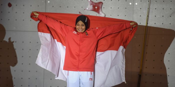 Atlet panjat tebing Indonesia Aries Susanti Rahayu melakukan selebrasi setelah memenangkan final kat