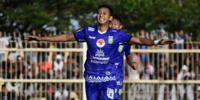 Pemain PSPS Pekanbaru, Asep Budi merayakan gol ketiga timnya ke gawang tuan rumah Persih Indragiri H