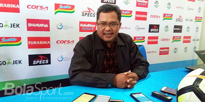 Ketua Panpel Arema FC, Abdul Haris saat memberikan keterangan kepada wartawan di kantor Arema FC