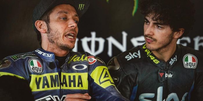 Valentino Rossi (kiri) dan pembalap akademinya, Francesco Bagnaia (kanan).