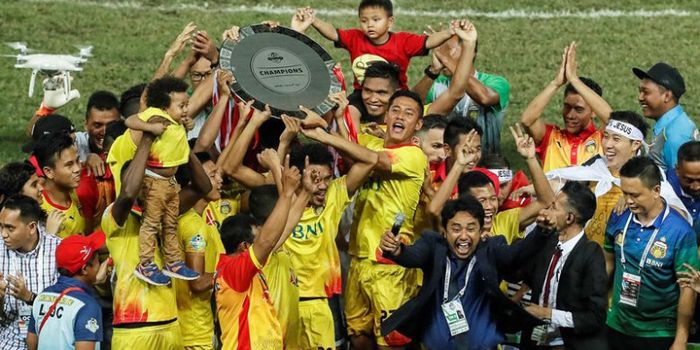    Para pemain Bhayangkara FC mengangkat trofi juara Liga 1 musim 2017 setelah mereka kalah dari Per