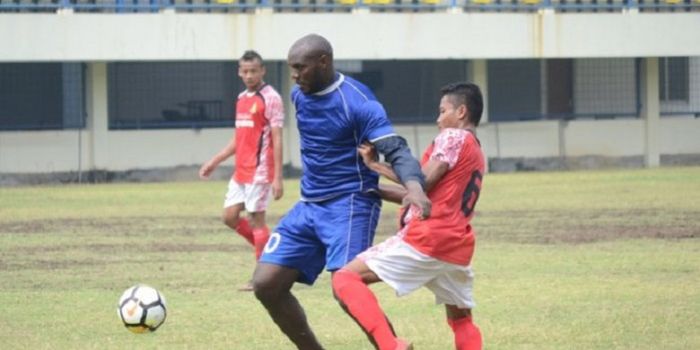 Mountala Zoubairou Garba Tengah Berlatih Bersama Mantan Timnya, PSIS Semarang di Stadion Citarum, Se
