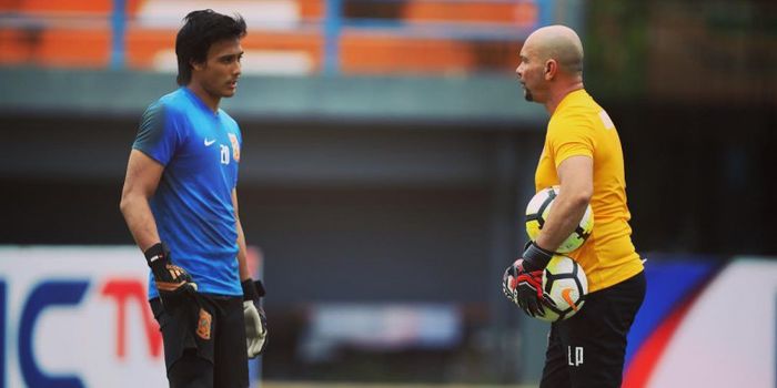 Muhammad Ridho (kiri) sedang berbincang dengan pelatih kiper Borneo FC, Luizinho Passos