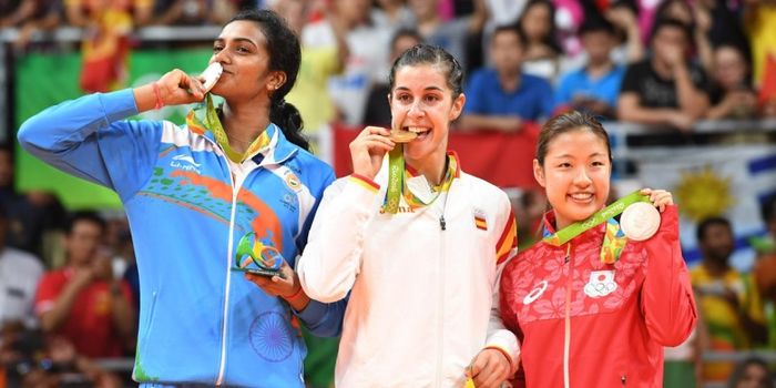  Peraih medali emas tunggal putri Olimpiade Rio 2016, Carolina Marin (Spanyol), berfoto dengan PV Sindhu (kiri) dan Nozomi Okuhara (kanan).