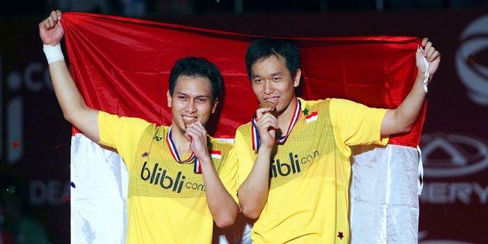Pasangan ganda putra Indonesia, Mohammad Ahsan/Hendra Setiawan saat meraih gelar Kejuaraan Dunia 2015 di Istora Senayan, Jakarta